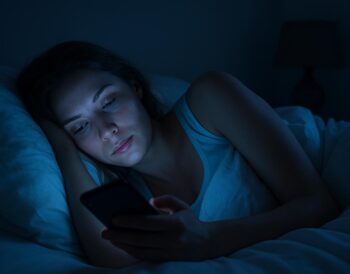 Noc w kolorze nieba: jak światło niebieskie wpływa na melatoninę i sen